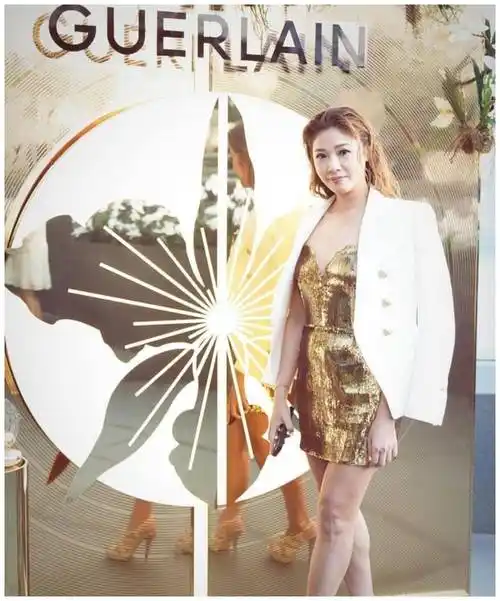 翁嘉穗生日与众港姐冠军庆祝,大合照坐前排,陈茵媺站边上很上镜_雅集