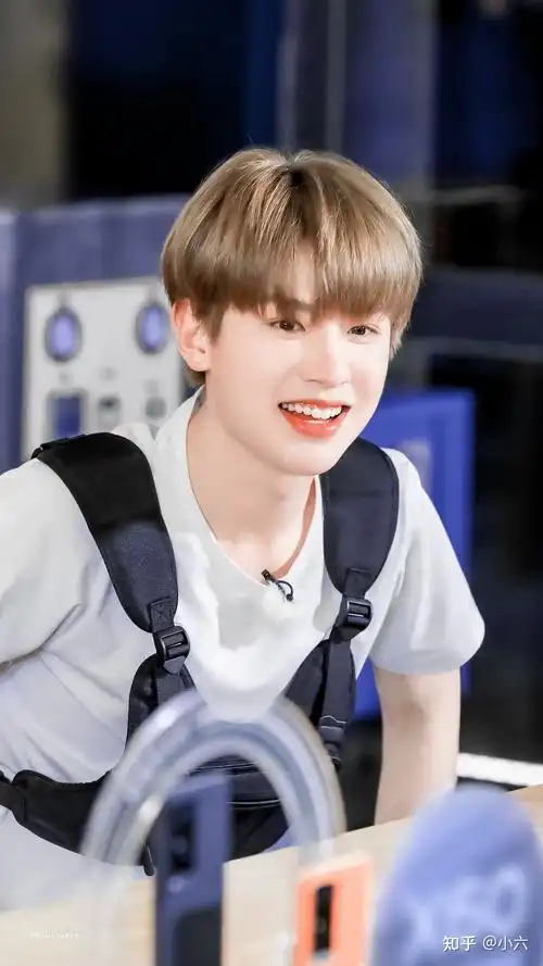 黄明昊有哪些出圈神图? - 知乎