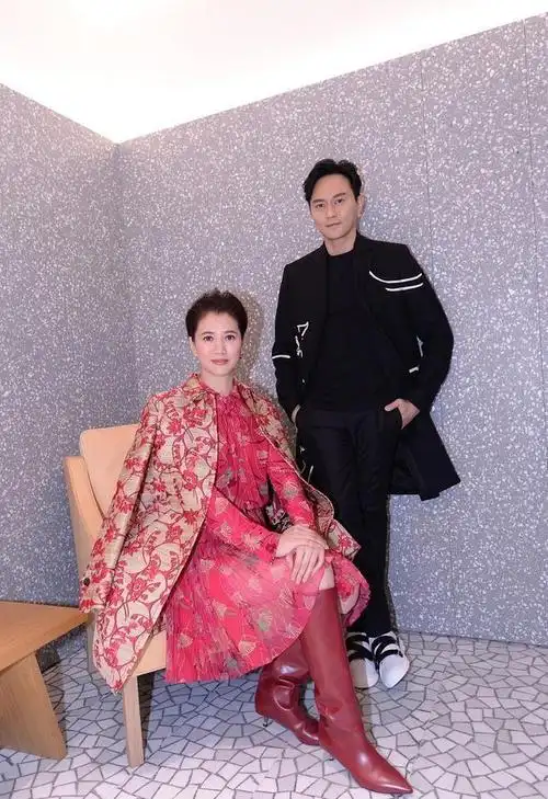 袁咏仪精心打扮却翻车大衣皮靴霸气却显老同框老公姐姐味十足