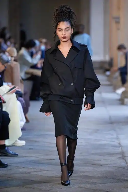 2021流行卡其色maxmara春季高级成衣系列