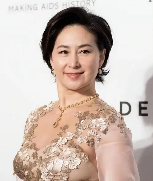 何超琼参加的世界客商大会大有来头,网友:她变脸了