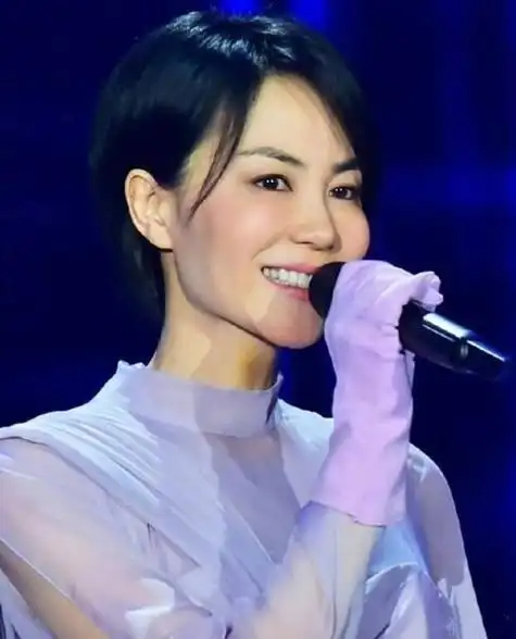 王菲把自己穿成谢霆锋长裤配短发帅气逼人二人越来越有夫妻相