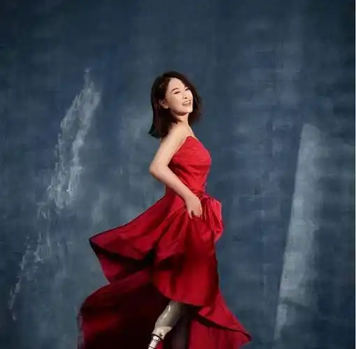 舞蹈老师廖智:被活埋30小时后获救,丈夫因她双腿截肢狠心离去_女儿