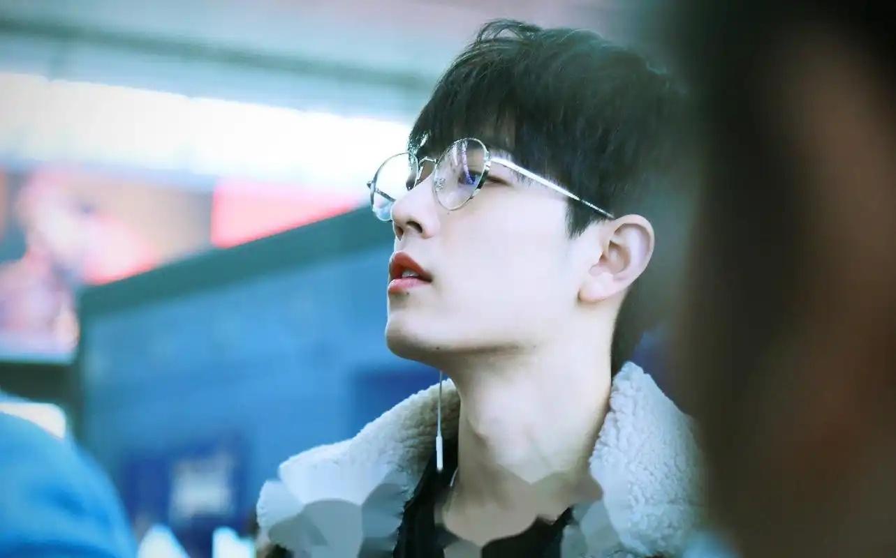 喜欢肖战戴眼镜的样子,就像课上总忍不住去偷瞄的帅气学霸,干净又斯文