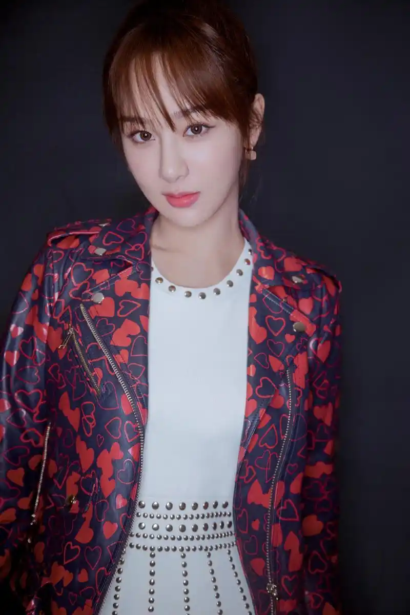 杨紫只不过把头发留长一点扎个麻花辫气质都不一样了惊艳太多