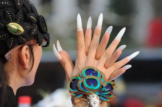 【图】舞蹈家杨丽萍指甲买保险 揭秘指甲到底有多长