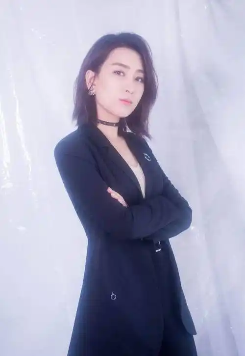 37岁的马苏只是剪了款短发,显小20岁秒变少女,干净利落又时髦!