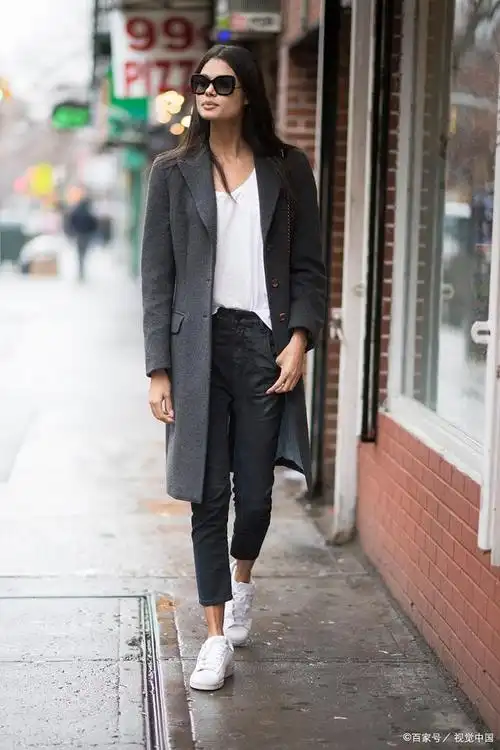时尚灰色上衣搭配黑色裤子,释放个性魅力!