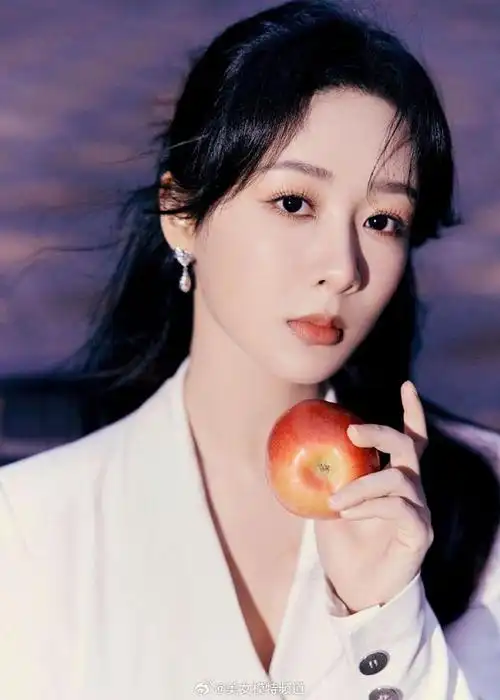 杨紫身穿白色西装写真释出半马尾造型俏皮中带着温柔