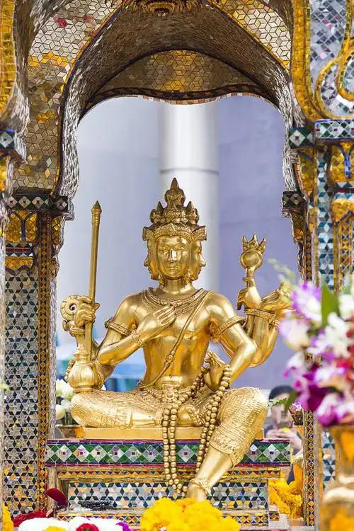 泰国有求必应最灵验的四面佛,成千上万人和明星慕名而来朝拜