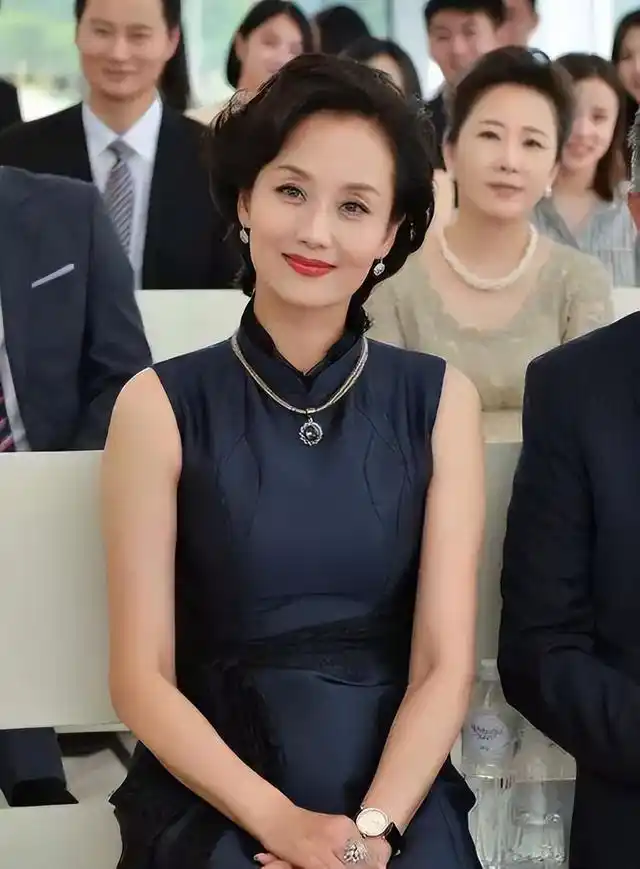 40岁女明星穿衣搭配(50岁后风韵犹存的女星)(1)