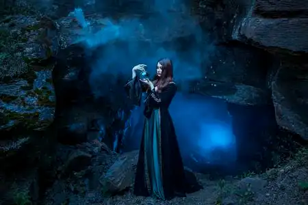 女巫与魔球在她的手中引起精神照片