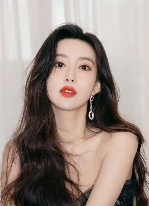 北影校花孟子义分享灰色抹胸长裙写真,秀丽清纯,娇美可人_长发_披肩