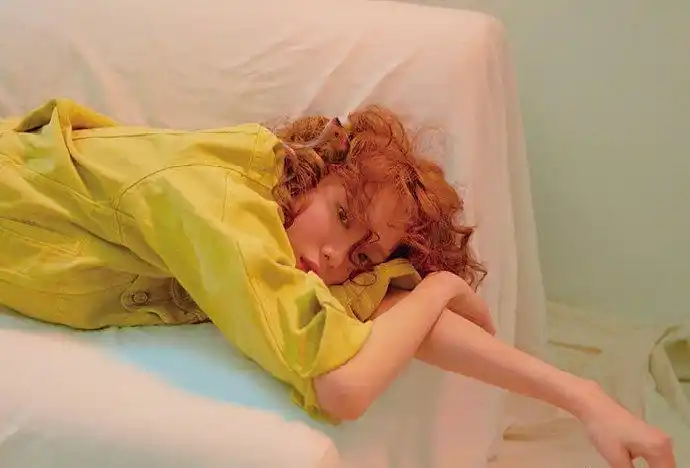 简介:李圣经雀斑妆时尚杂志写真图片,分享一组李圣经图片给大家,图中