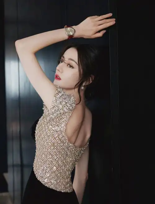 迪丽热巴锁骨好绝