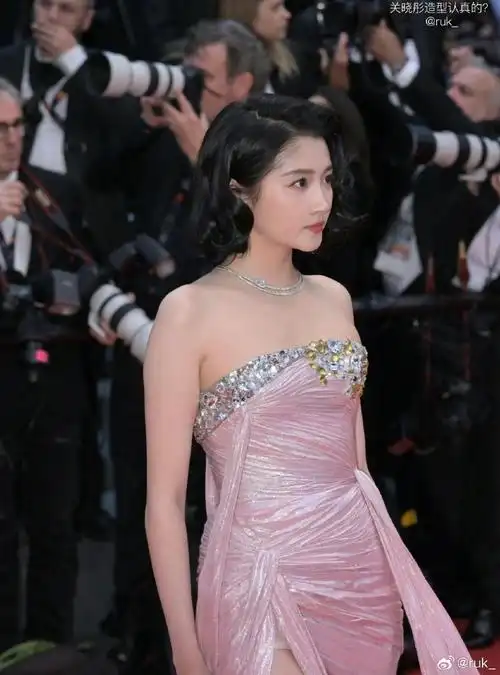 关晓彤戛纳造型尴尬##戛纳 0特写