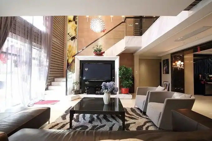 楼梯在电视墙后面,让楼梯间增加采光