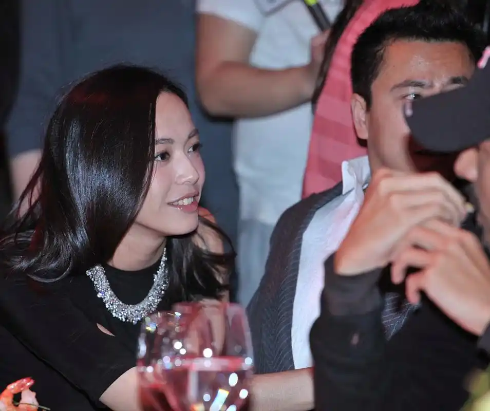 近日,高圆圆和赵又廷在公开场合亲吻,却意外让姚晨尴尬了一把.