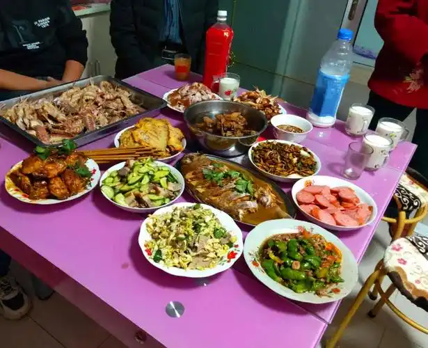 老人的生日老人说了算,于是我们三家商量着各自备三道菜的食材,回家