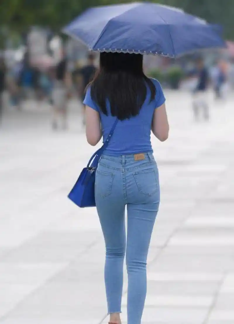 浅蓝色牛仔裤搭配白色上衣,整体呈现出了一种干净清爽的感觉