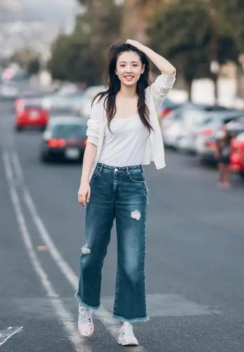 吴倩不愧是校花,把一条普通的牛仔喇叭裤穿出时尚感,绝了!