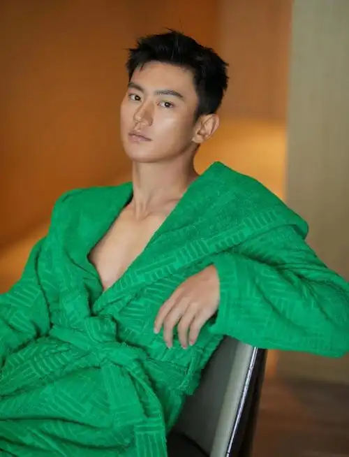 帅气!游泳名将宁泽涛最新写真大片曝光,穿绿色浴袍现身格外抢眼