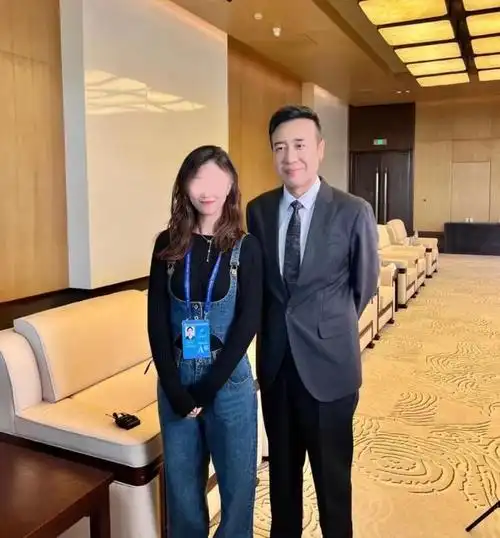 唯独于和伟在全网几乎搜不到一张像样的全家福,一搜全是他的花边新闻