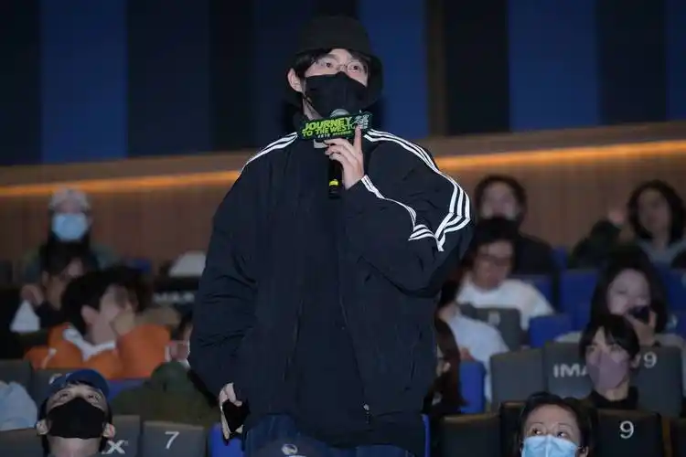 陈坤刘昊然陈思诚点赞《宇宙探索编辑部》:特别不一样的科幻片,看哭了