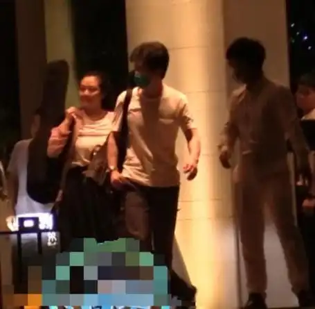 李健清华老婆孟小蓓罕见曝光脸部年轻似大学生