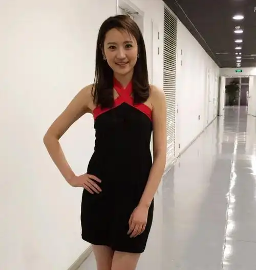 90后央视主持人黄婷婷,半路出家,没背景照样受欢迎,怎么做到的