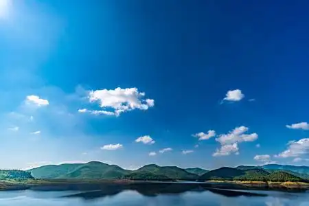 湖山和蓝色天空背景照片