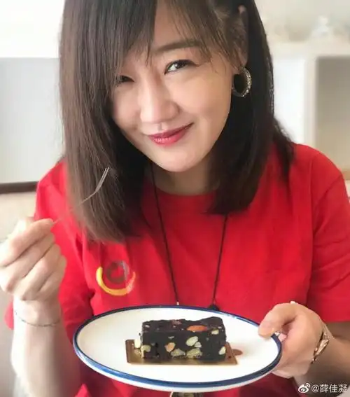 40岁薛佳凝近照状态仍如少女 享受甜点笑容甜美