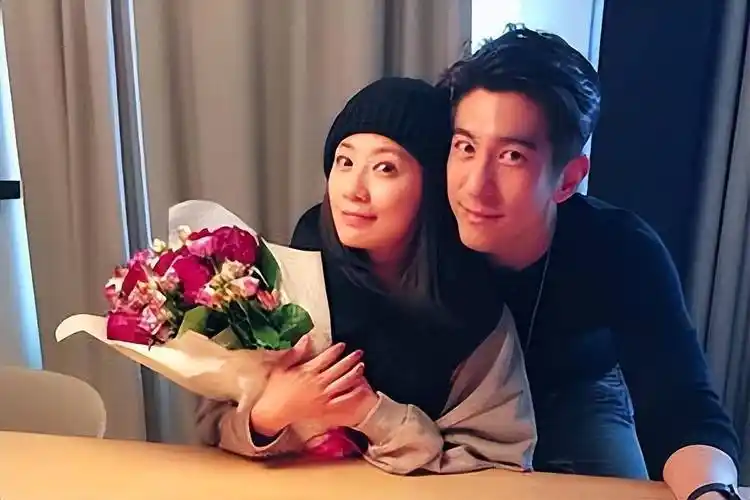 贾静雯修杰楷庆祝结婚八周年-我们幸福甜蜜我们自己知道_网友_质疑