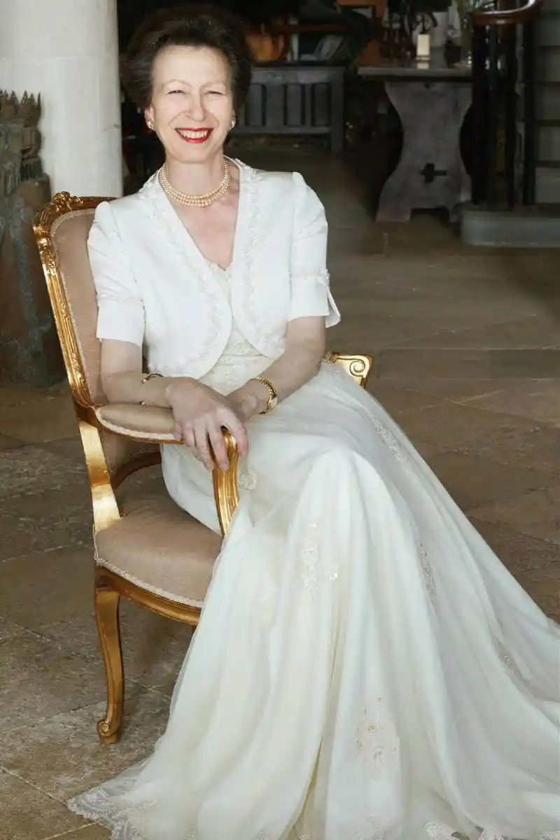 英国安妮公主70岁美得精致穿搭时髦靓丽不愧是王室时尚icon