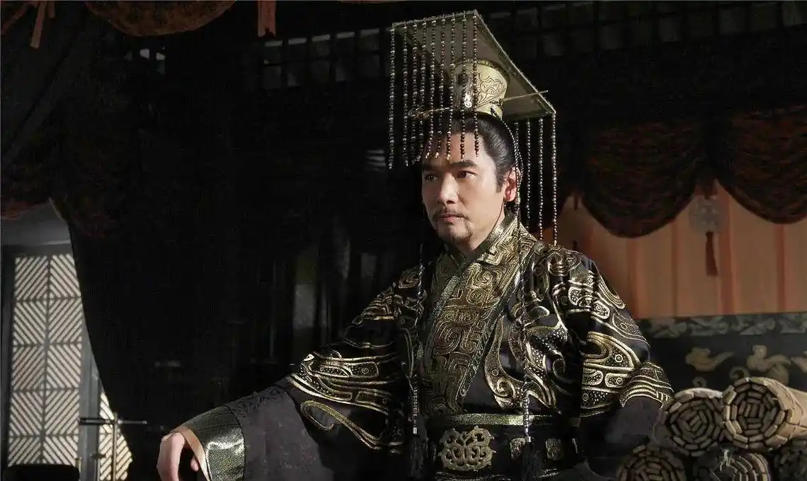 古代皇帝的龙袍大多都是黄色,为什么秦始皇_黑色_秦朝_服饰