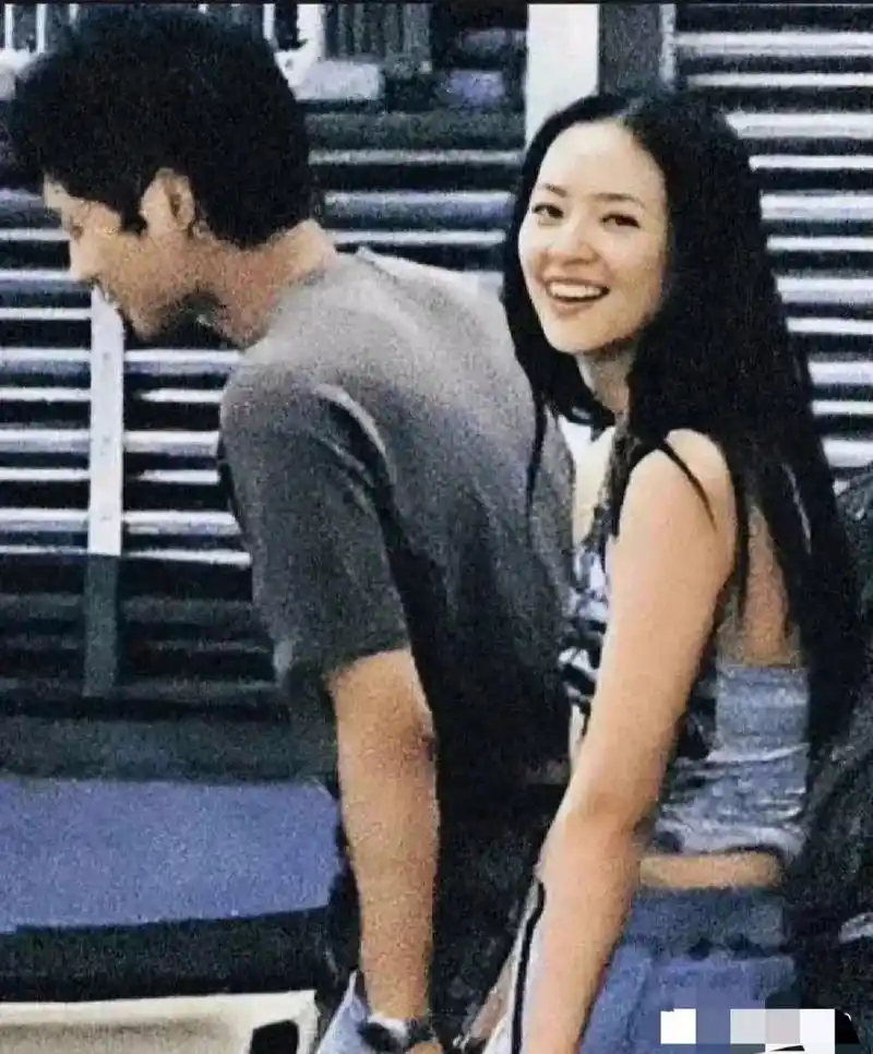 从这照片上看,发现当时25岁的章子怡和21岁的霍启山简直绝配,好养眼啊