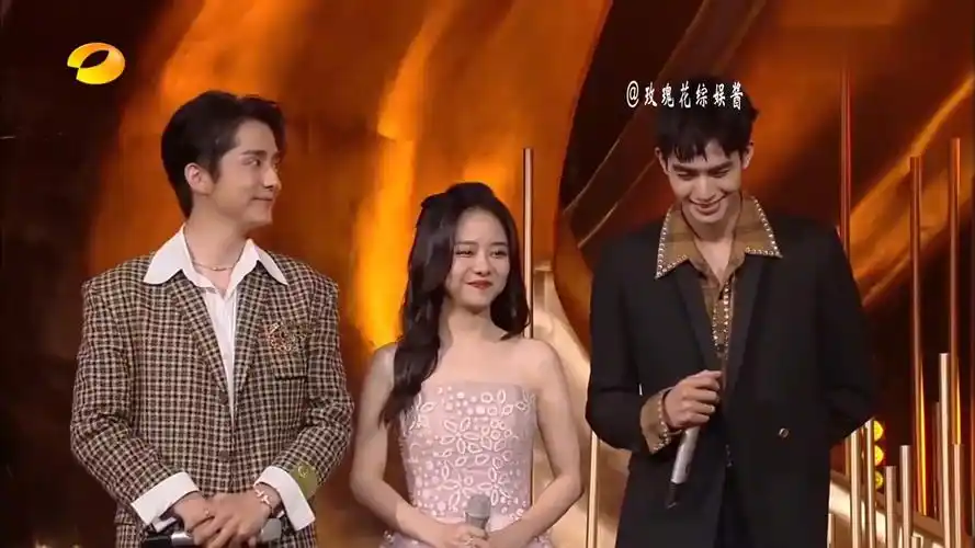 张新成太逗了!被问拍戏有没有对谭松韵动心?下意识举动笑翻众人