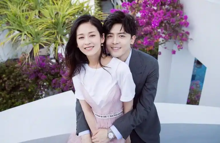 颖儿晒与老公的合影纪念结婚两周年,照片当中另有玄机