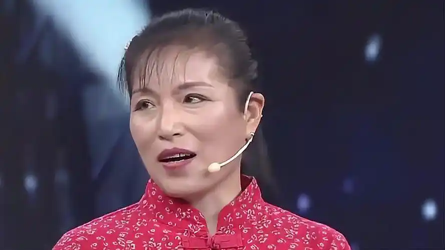 东北大姐一人打理20亩地,边种地边唱歌,爆火成大网红丨大王小王