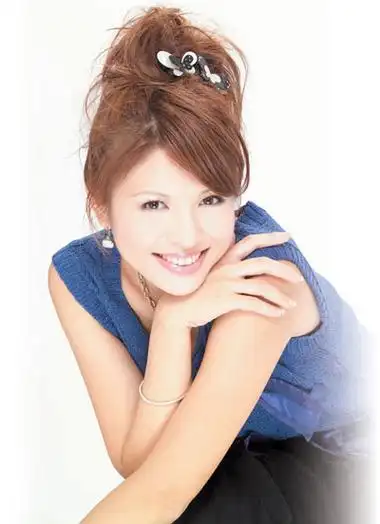 手把手教你做台湾最流行的8款甜美发型(有详细步骤)