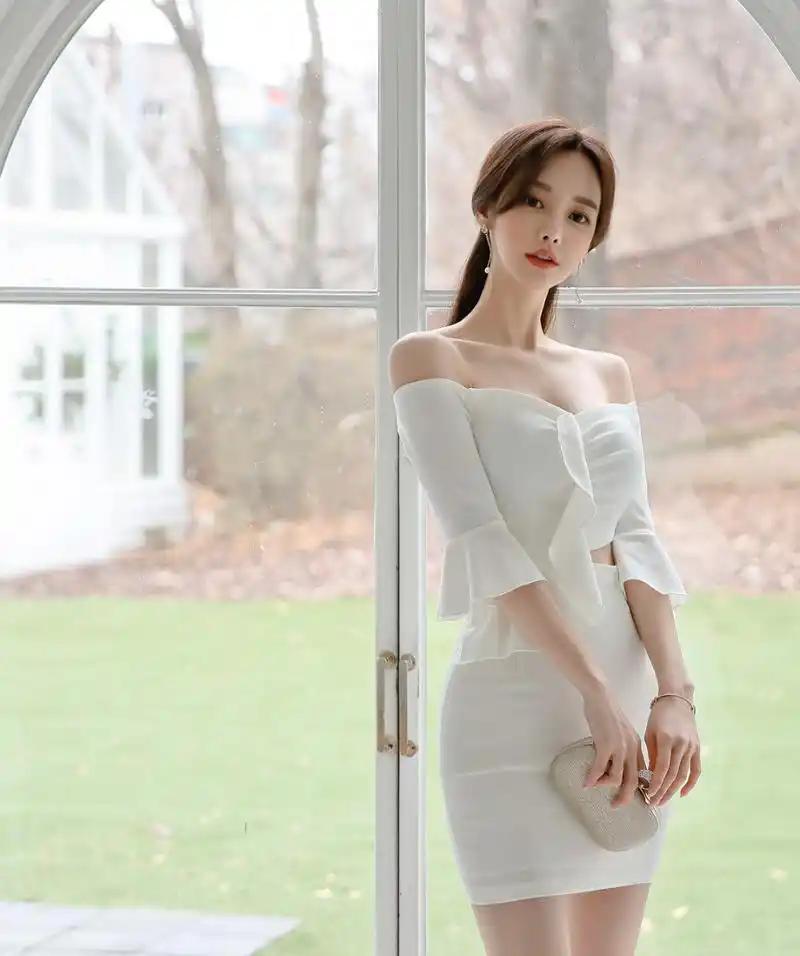 孙允珠韩国女神,白嫩裹胸包臀裙穿搭,妩媚多姿