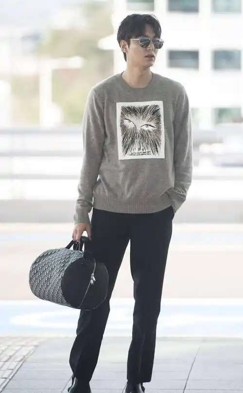 李敏镐白西装亮相发布会,王子范十足,私服穿搭却是休闲运动风