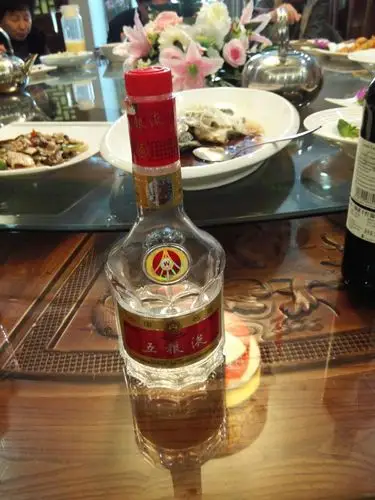 五粮液闪亮登场把宴席推进了高潮!