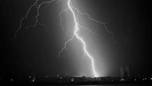 伦敦一架客机被三道闪电击中爆发出隆隆的雷声现场图片曝光