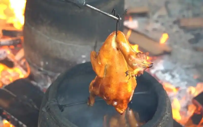 大叔瓦缸烤烧鸡10年,从未烧糊一只鸡,最多烧糊鸡嘴