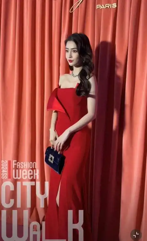 到了巴黎时装周现场,baby身着一席大红色抹胸礼服面对镜头,妆容也是