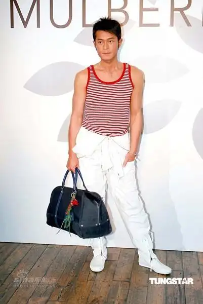 图文众星出席时尚活动古天乐秀肌肉