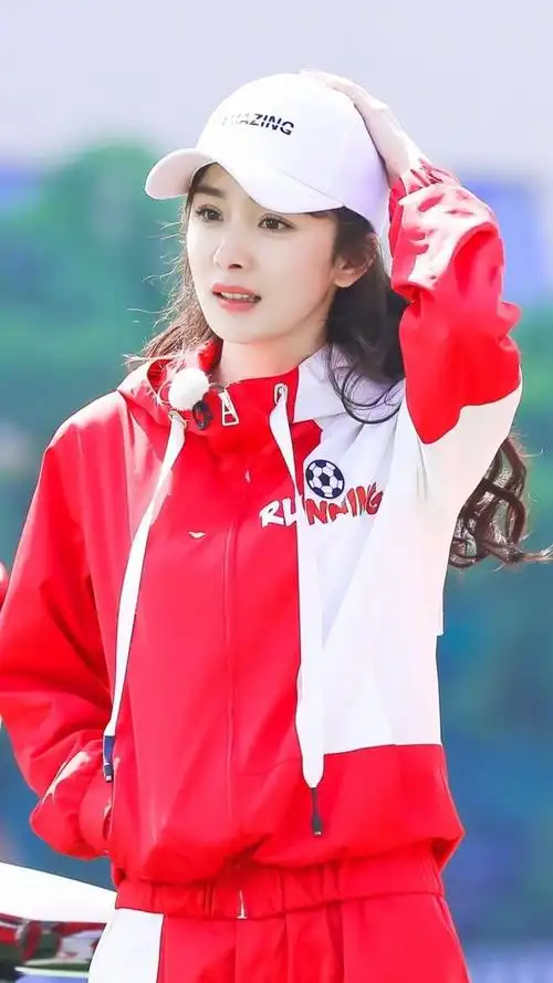 奔跑吧# 绿茵场上一抹红!杨幂 一身红.