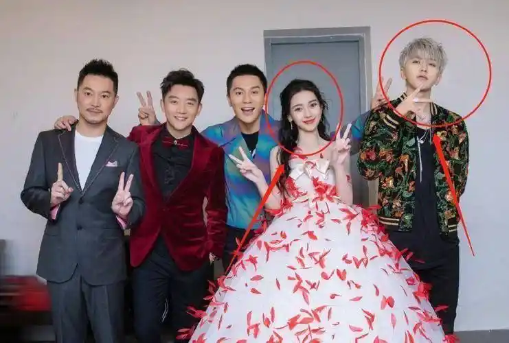 杨颖和蔡徐坤同框,两人生活照好到精,很有豪门兄妹的味道_baby_镜头