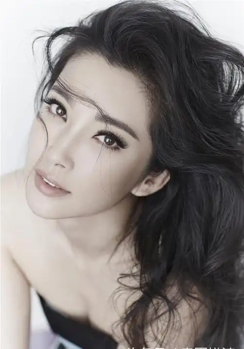 更难得的是多年热心公益作为一线国际巨星 依然低调谦和在娱乐摸爬滚